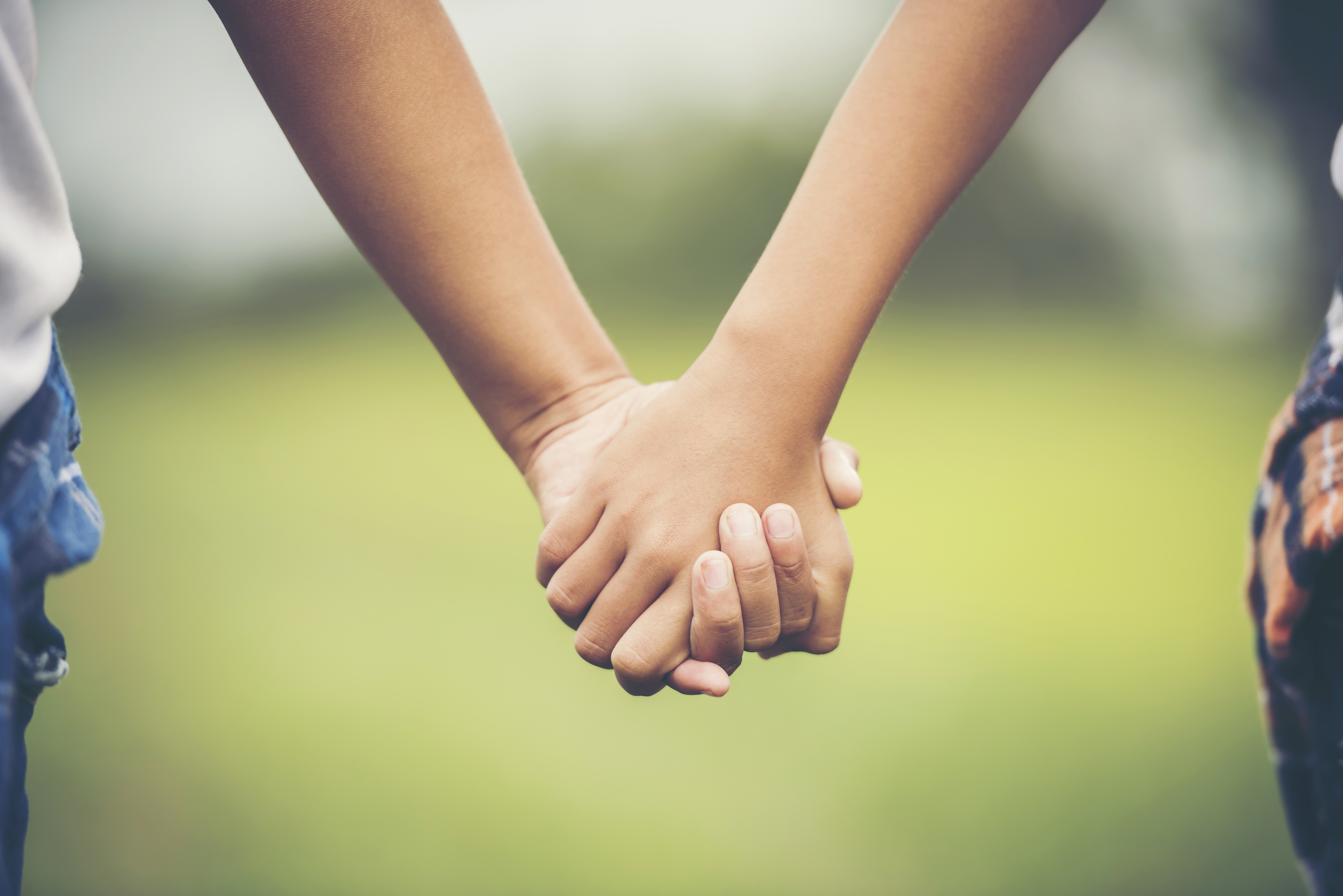 mano-amistad-dos-ninas-sosteniendo-juntos-parque.jpg
