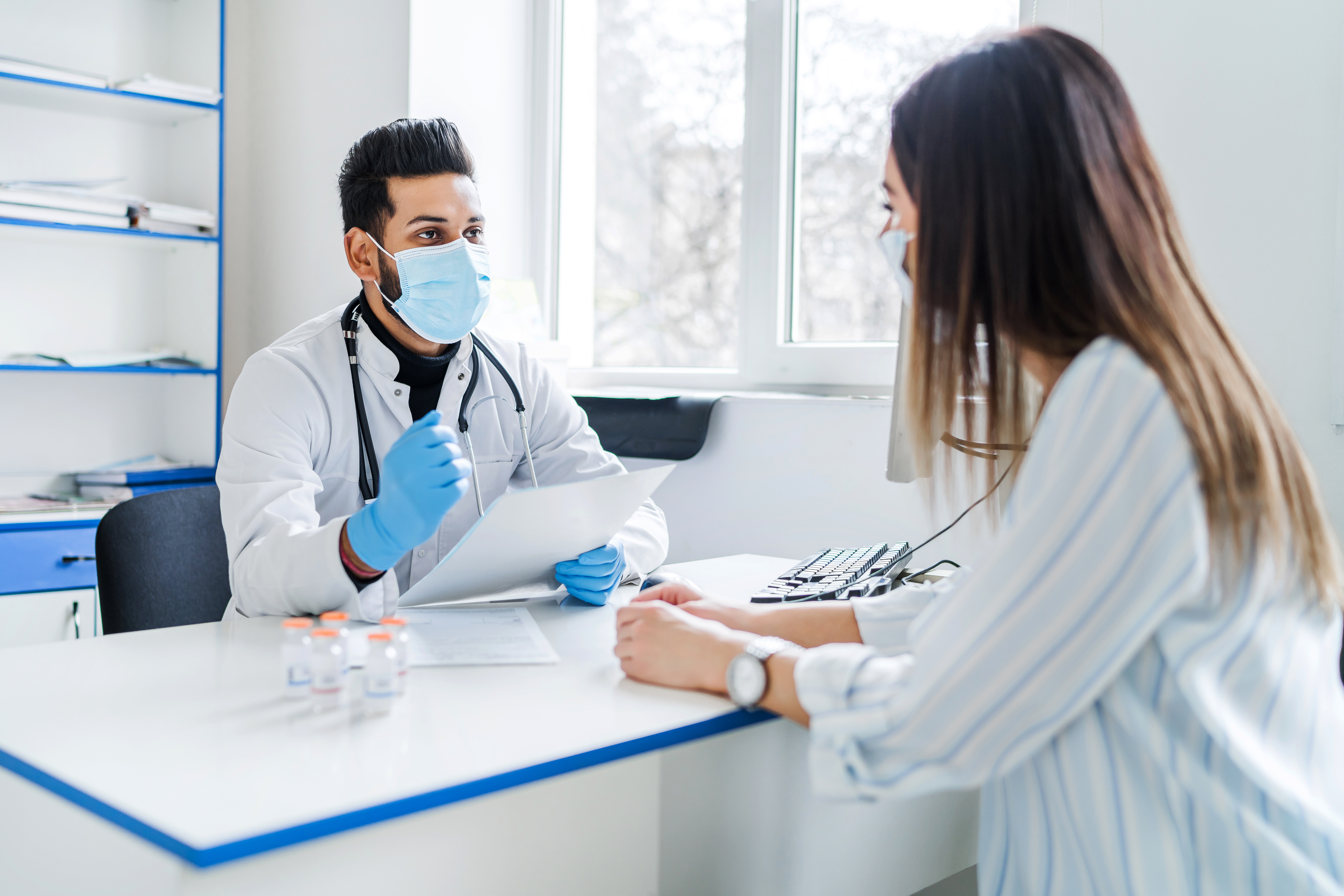 medico-indio-recibe-al-paciente-informa-sobre-resultados-pruebas-medicina-salud.jpg